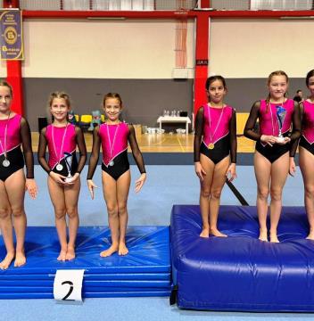 Gimnastičarji ŠD Partizan Ravne tudi v akrobatiki pokazali svoje znanje (5)